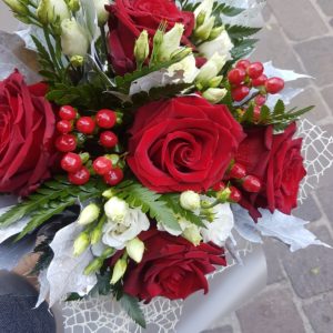 Bouquet di Rose rosse e ippericum